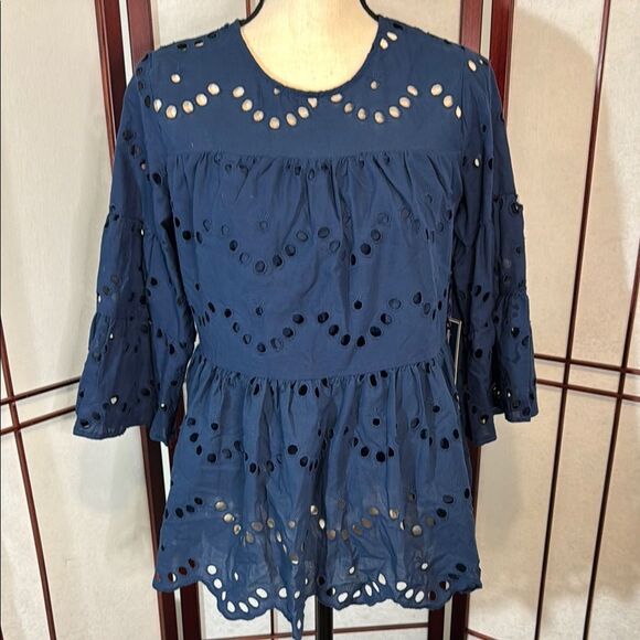 Chic Blue Blouse with Elegant Detailing - Picture 1 of 7